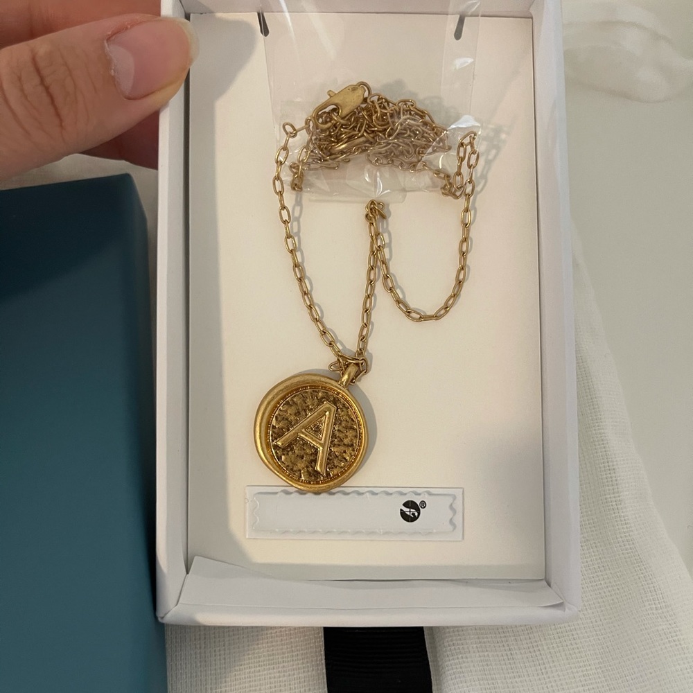 ZARA INITIAL MEDALLION NECKLACE 💛 - Picture 2 of 7
